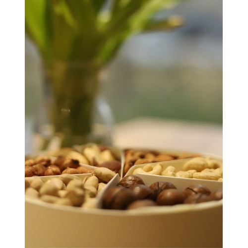 Естетичний подарунковий набір горіхів у круглому боксі кольору айворі 1кг